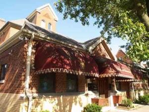 4119823-Columbus_Maernnechor_on_High_St-Columbus